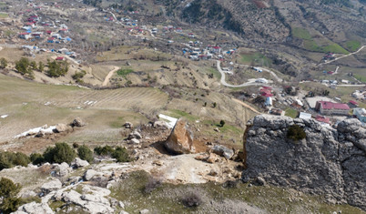 Deprem bölgesinde dağdan kopan kayalar korku yaratıyor