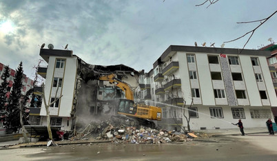 Kahramanmaraş'ta hasarlı binalar kontrollü yıkılıyor