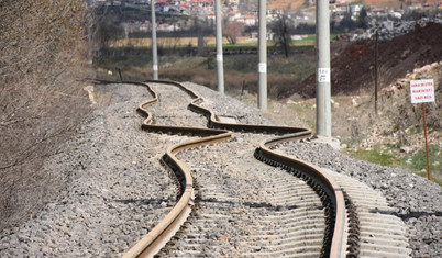 Adıyaman'da depremlerin etkisiyle hasar gören tren rayları onarılıyor