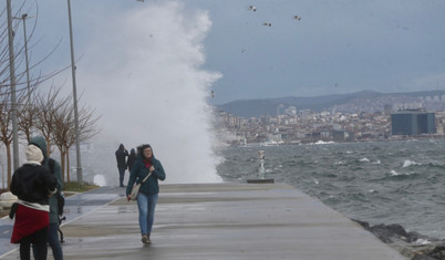 İstanbul'da sağanak ve fırtına ulaşımda aksamalara neden oldu