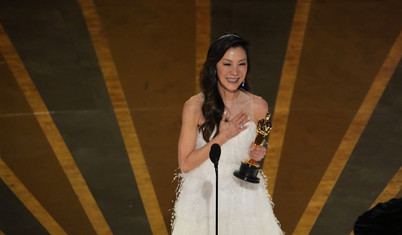 Michelle Yeoh, En İyi Kadın Oyuncu Oscar'ını alan ilk Asyalı olarak tarihe geçti