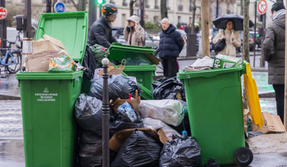 Fransız İçişleri Bakanı'ndan Paris Belediyesi'ne: Grevdeki çöpçüleri zorla çalıştır