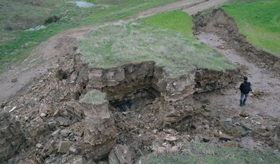 Adıyaman'da depremlerin ikiye böldüğü tepelik alan dronla görüntülendi