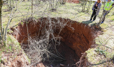 Sakarya'da mezarlıkta 6 metre çapında ve derinliğinde obruk oluştu