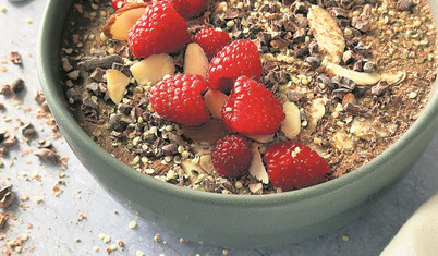 Çikolatalı frambuazlı smoothie bowl