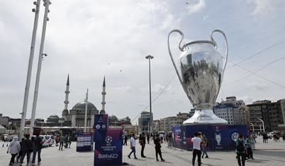 UEFA Şampiyonlar Ligi kupasının dev maketi Taksim Meydanı'nda