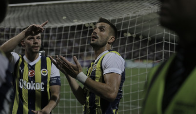 Maribor-Fenerbahçe mücadelesi tribünlerde çıkan olaylar nedeniyle durdu