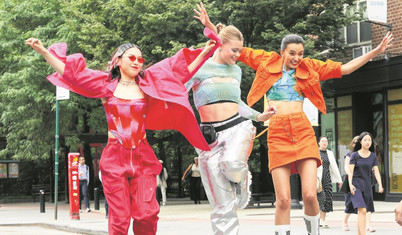 Göbek dekoltesiyle hava atmanın yılı