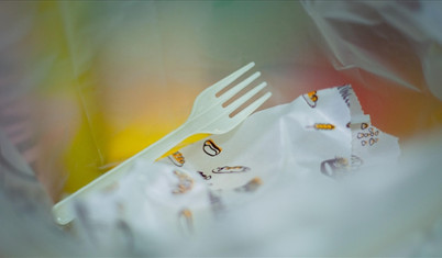 İngiltere'de tek kullanımlık plastik çatal, bıçak ve tabaklar yasaklandı