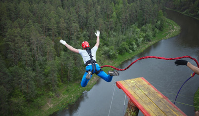 24 saatte 941 bungee jumping atlayışıyla dünya rekoru kırdı