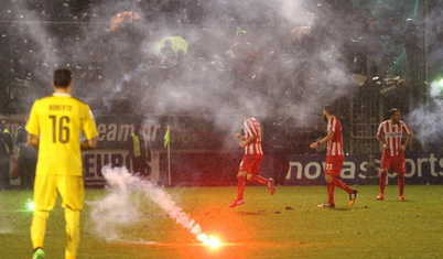 Yunan derbisinde havai fişek dehşeti: Panathinaikos formalı Juankar hastaneye kaldırıldı