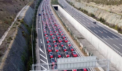 Türkiye'nin yerli otomobili Togg'lar Yavuz Sultan Selim Köprüsü'nden geçti