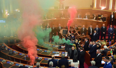 Arnavutluk Meclisi'nde gerginlik: Muhalefet bütçe görüşmelerini engelledi