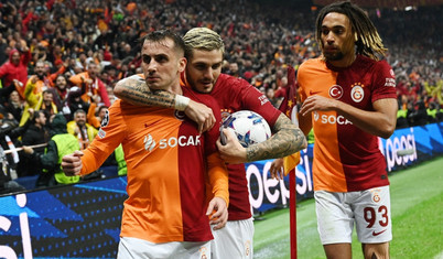 Galatasaray iki kez iki farklı geriye düştüğü maçta Manchester United'la 3-3 berabere kaldı