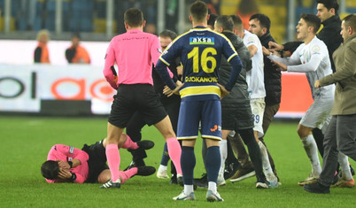 Ankaragücü-Çaykur Rizespor maçı karıştı: Hakem Halil Umut Meler'e yumruklu saldırı