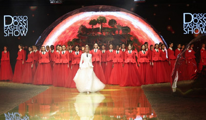 Ünlü modeller Antalya'daki Dosso Dossi Fashion Show'da podyuma çıktı