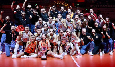 Cumhuriyetin 100. yılında Türk kadın voleybolu, kulüplerde 25. uluslararası kupayı kaldırdı