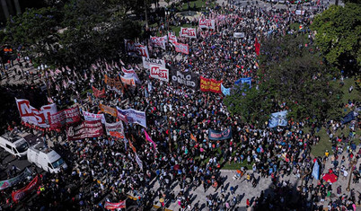Arjantin'de binlerce kişi hükümeti protesto etti