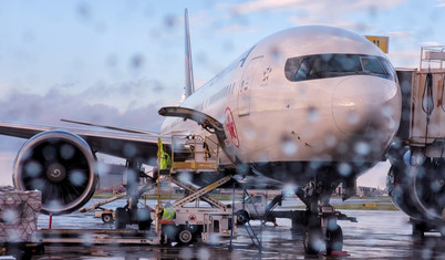 Air Canada'ya ait Boeing 777 model uçağa binen bir yolcu kapıyı açtı, uçaktan düştü