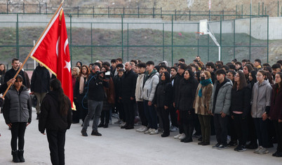 Okullar haftaya şehitlere saygı duruşuyla başladı