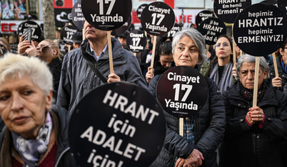 Gazeteci Hrant Dink'e cinayetin 17. yılında Agos gazetesi önünde anma