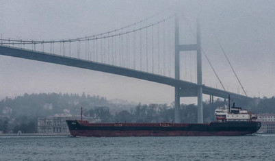 Arızalanan gemi Ahırkapı'ya demirletildi: İstanbul Boğazı'nda gemi trafiği çift yönlü açıldı