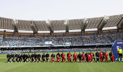 İtalya Serie A'da Napoli takımı diz çökerek ırkçılığı protesto etti