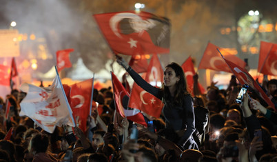 Elif Şafak The Guardian'a yazdı: Türkiye'de kadınlar tüm dünyaya umut verdi