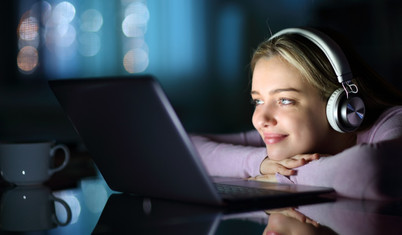 Sahnelere sığmayan tiyatro ekrana taşınır mı?