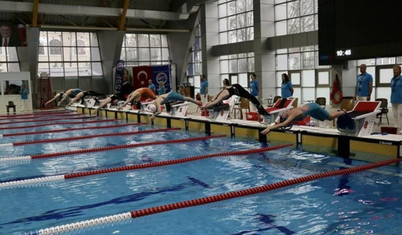 Paletli Yüzme Kulüplerarası Büyükler Türkiye Şampiyonası'nda 3 Türkiye rekoru kırıldı