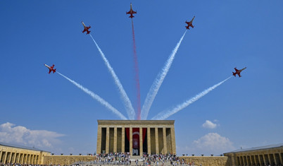 Türk Yıldızları'ndan Anıtkabir'de saygı uçuşu