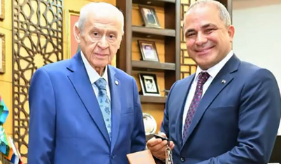 Bahçeli'den MYK üyesi Ali Uçak'a klasik araç hediyesi