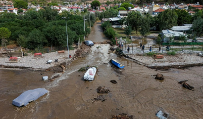 İzmir Menderes'te sağanak etkili oldu: Yol çöktü, bazı ev ve iş yerlerini su bastı