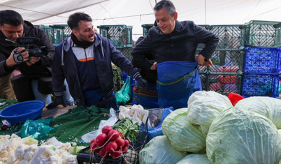 Özgür Özel'den pazarcı esnafına ziyaret: Önlük taktı, satış yaptı