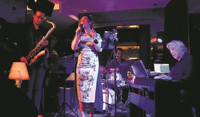 Sahnede caz, masada leziz yemekler