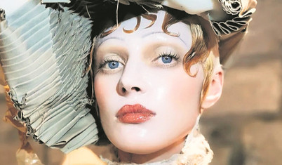 Pat McGrath teatral cam cilt makyajını sokağa taşıyor