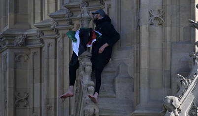 Londra'da bir gösterici Filistin bayrağıyla Big Ben'e tırmandı