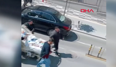 Fatih'te deprem sırasında hastayı böyle taşıdılar
