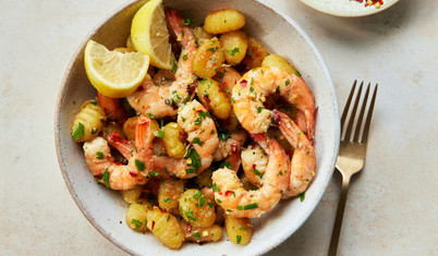 Tek tavada karidesli scampi ve kızarmış gnocchi