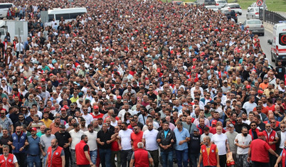 Greve çıkan İzmir Büyükşehir Belediyesi işçileri Kültürpark'a yürüdü
