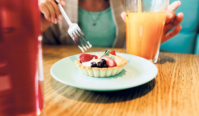 Meyve suyu içeceğinize pasta yeseniz daha iyi