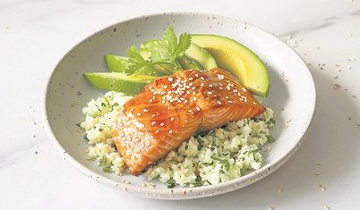 Miso soslu somon ve kişnişli karnabahar pilavı