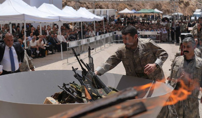Süleymaniye'de tarihi an: PKK silahları yakarak bıraktı