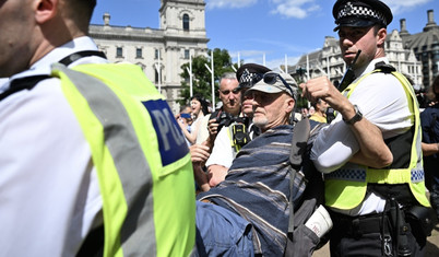 İngiltere'de yasaklı 'Palestine Action' grubuna destek eylemine müdahale: 200 kişi gözaltına alındı