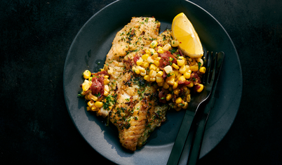 Tek tavada balık, pastırma ve tatlı mısır