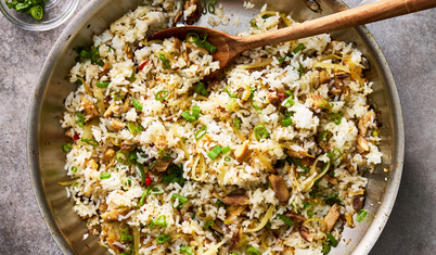 Kavrulmuş yeşil soğanlı sardalya pilavı