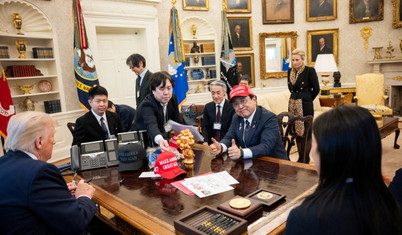 Oval Ofis'te şapka takıp poz vermişti: Trump'la oyunun bedeli 550 milyar dolar