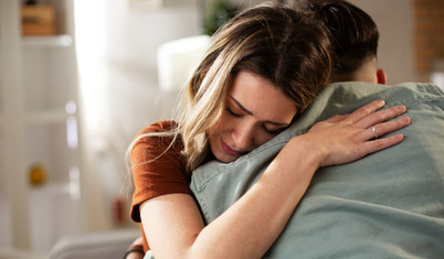 İnsanlar yabancılara sarılmak için 200 dolar ödüyor