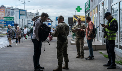Ukrayna asker bulmakta zorlanıyor, erkekler orduya alınmamak için saklanıyor