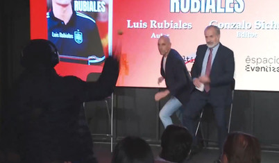 Cinsel saldırıdan hüküm giyen eski İspanya Futbol Federasyonu Başkanı Rubiales'e yumurtalı protesto